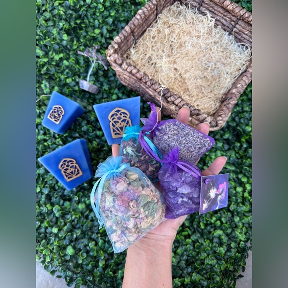 Crystal & Botanical Gift Set | Cleansing, Love, and Spiritual Clarity - Picture 7 of 9